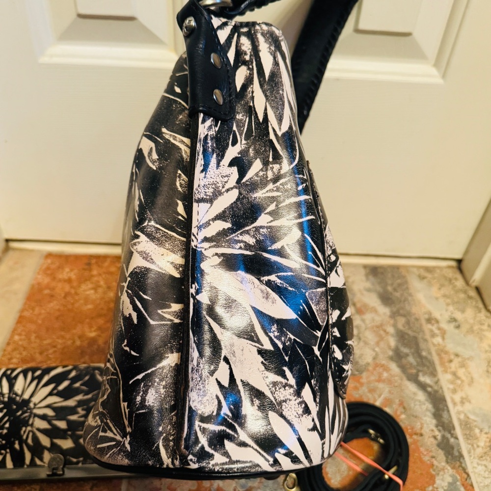 Beautiful Patricia Nash Otavia Sunflower Women's Distressed Leather Handbag! - Picture 4 of 13